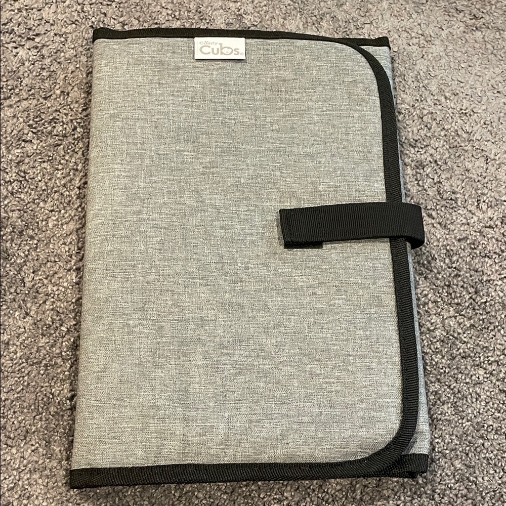 NWOT Comfy Cubs Compact Changing Pad in Solid Grey - Picture 2 of 4